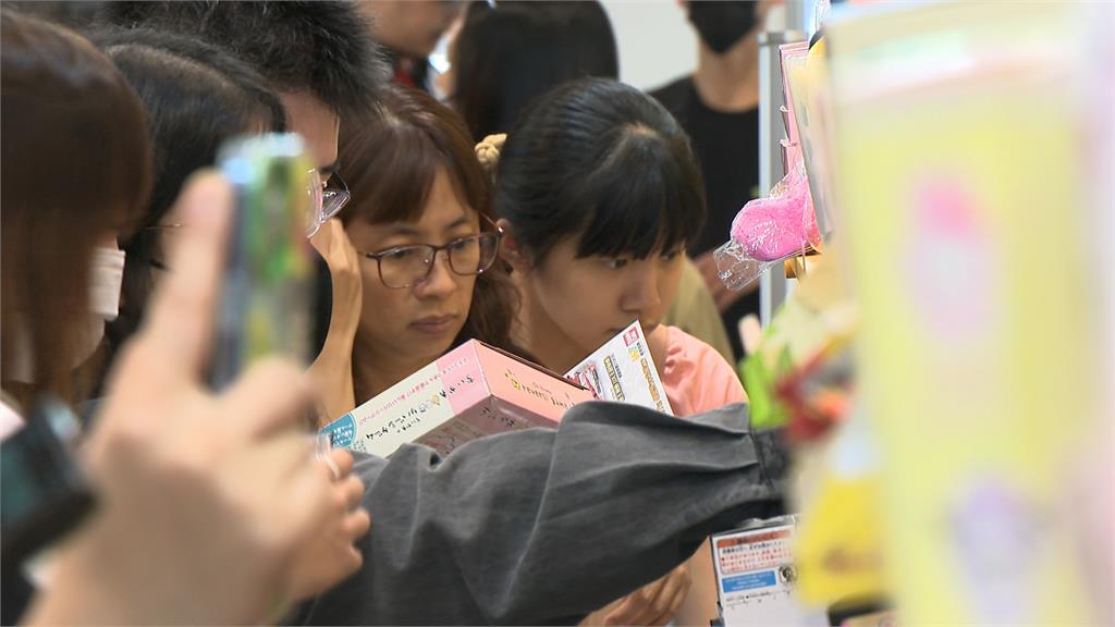 玩具展端午湧人潮！　父子三人童心未泯　合影心愛玩具公仔