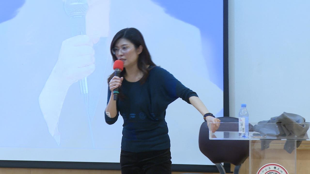 鄭麗文現身東吳大學演講　怒槓副教授：「太沒大腦了吧」