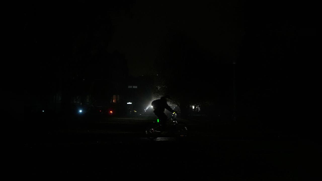 快新聞／耶誕節前夕大停電！舊金山13萬戶陷黑暗　灣區捷運一度關站