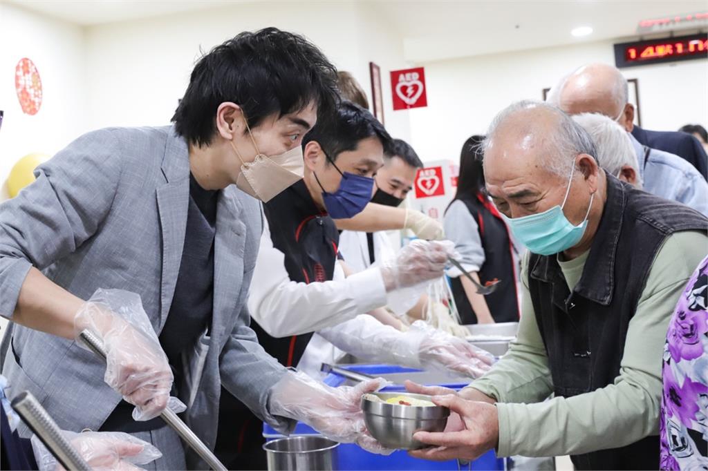 年前送暖到敬老院！文教基金會攜手北市社會局「化身總舖師」長輩們揪甘心