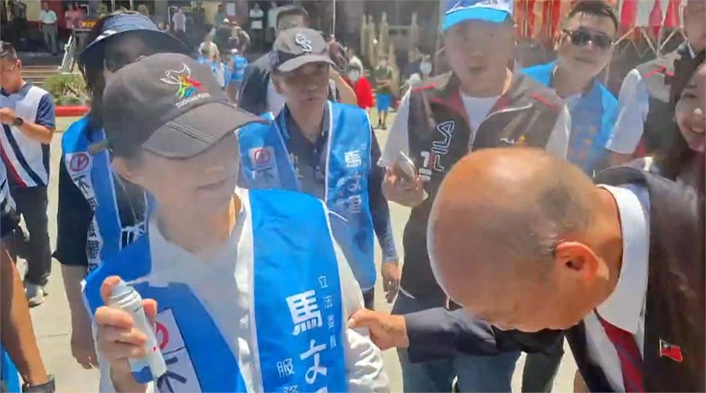 盧秀燕幫光頭噴防曬噴霧 韓國瑜:心理作用