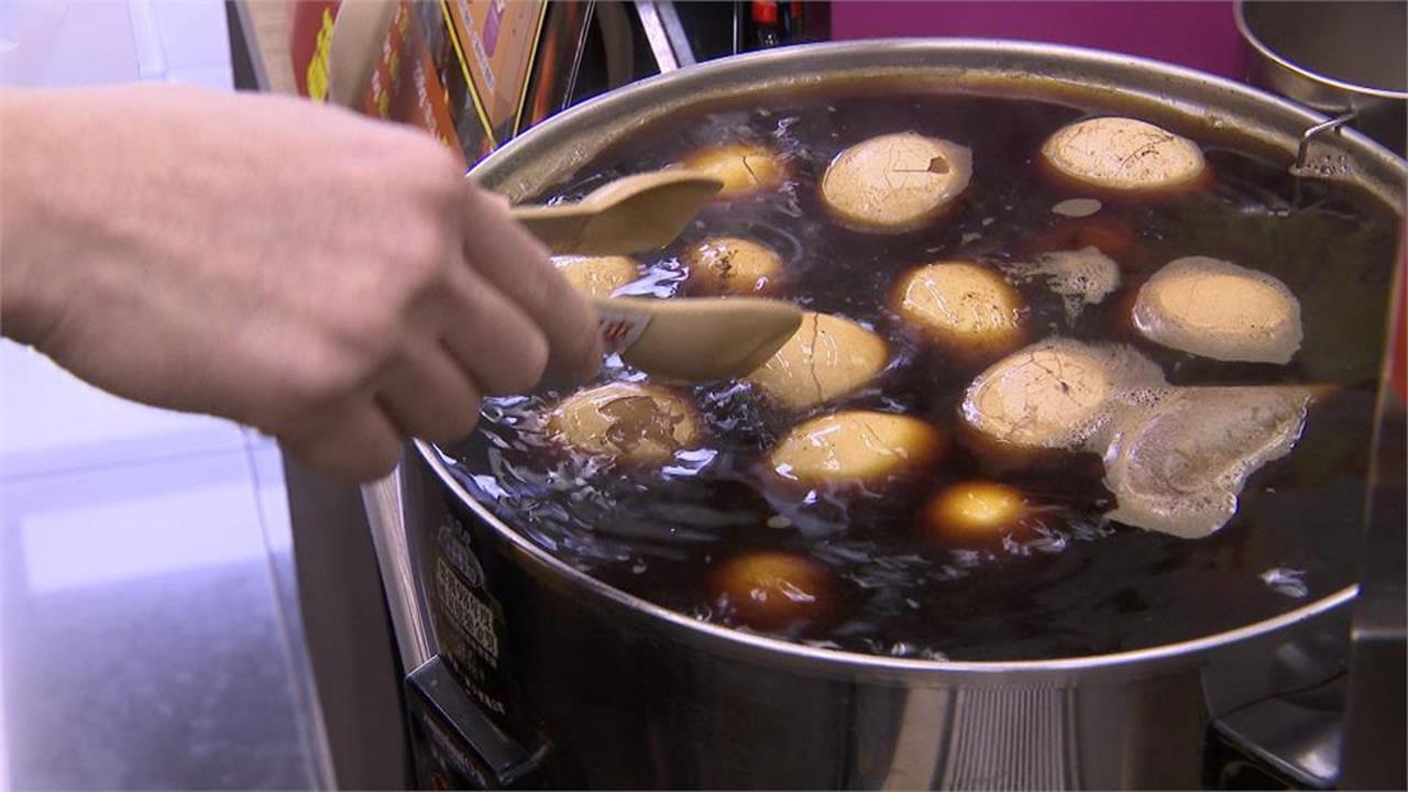 補教師夾8顆茶葉蛋「沒結帳」挨告！法官看超商監視器「揪2動作」判無罪