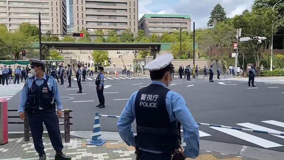 快新聞／<em>安倍晉三</em>車隊啟程！昭惠夫人手捧骨灰　自衛隊列隊護送