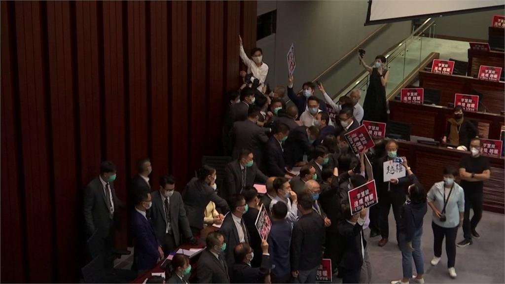 夜線／親中派議員強佔主席台引泛民派不滿！香港立法會爆發肢體衝突