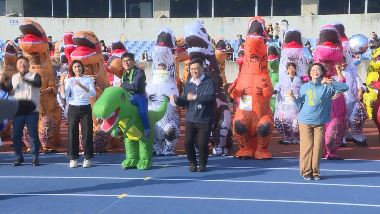高雄富邦馬拉松明開跑！　恐龍組今先登場　世運場館變「侏儸紀公園」