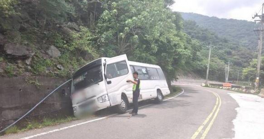 高雄客運山區驚魂！巴士突滑落水溝車身傾斜　警急救2長者脫困