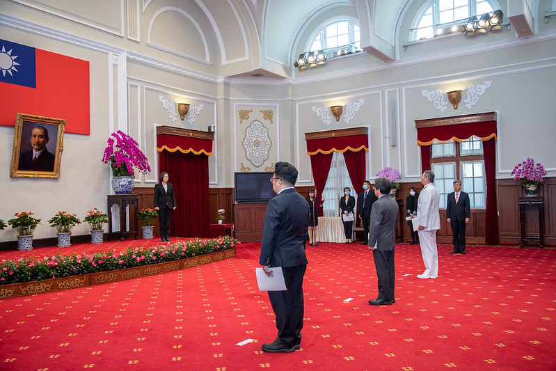 快新聞／新任參謀總長黃曙光宣讀誓詞 蔡英文點頭取代握手