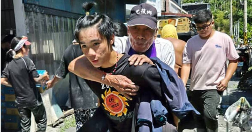 留光復救災！高中生背行動不便老人　網友讚：你們是最勇敢勇士