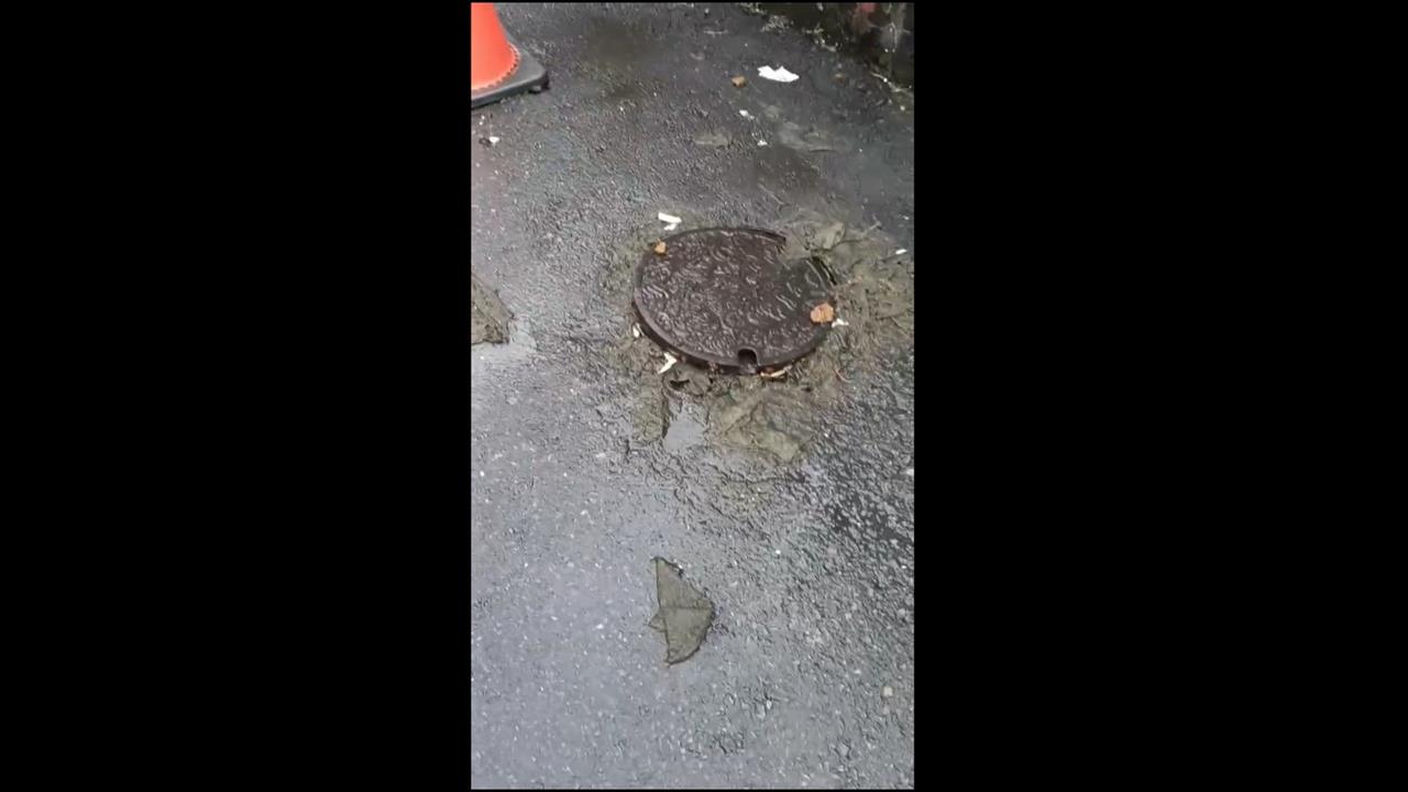 台中太平大雨狂炸釀人孔蓋大噴發 大量排泄物噴出