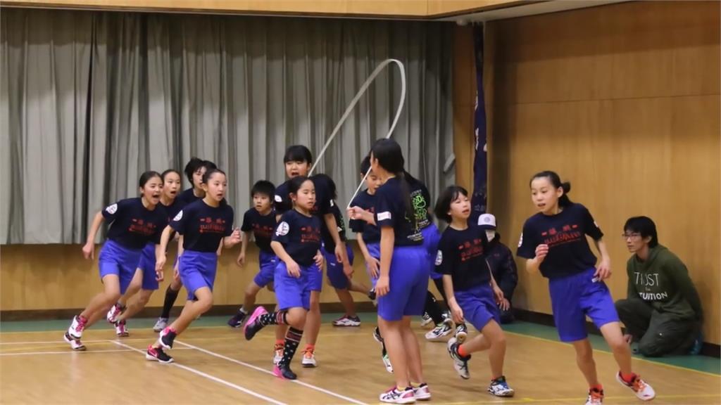 神技術！靜岡小學生跳繩一分鐘230下破世界紀錄