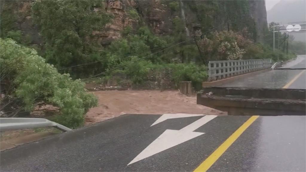 中國暴雨！河北汽車快滅頂　駕駛奮力爬上車頂等救援