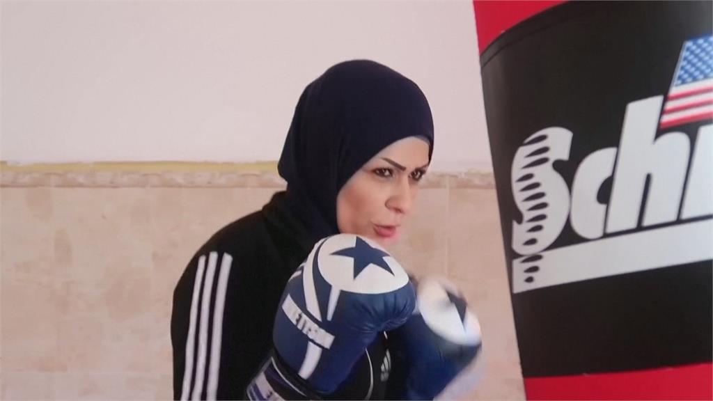 不畏社會眼光　伊拉克媽媽教健身又練拳擊