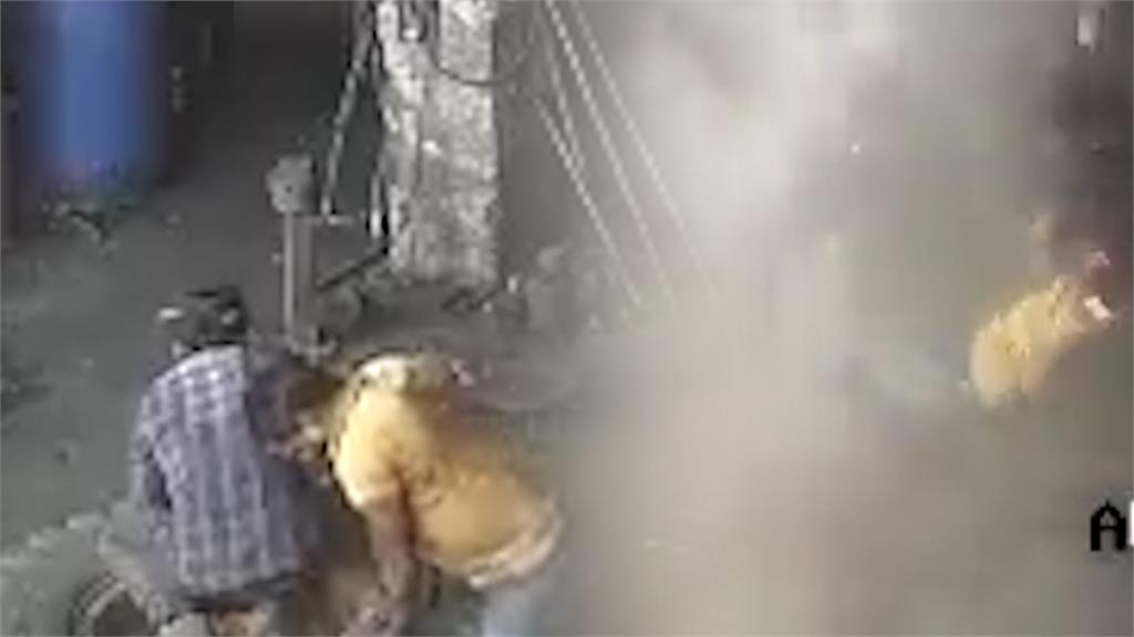 修車工故意手壓充氣輪胎6次　下秒「2人被炸翻身亡」影片曝光