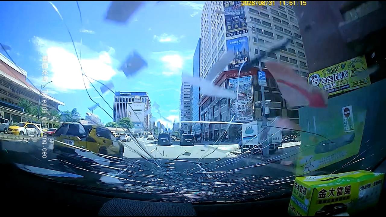 北市忠孝西地下道雨遮沒綁好　壓克力板重砸車損！駕駛怨卸責