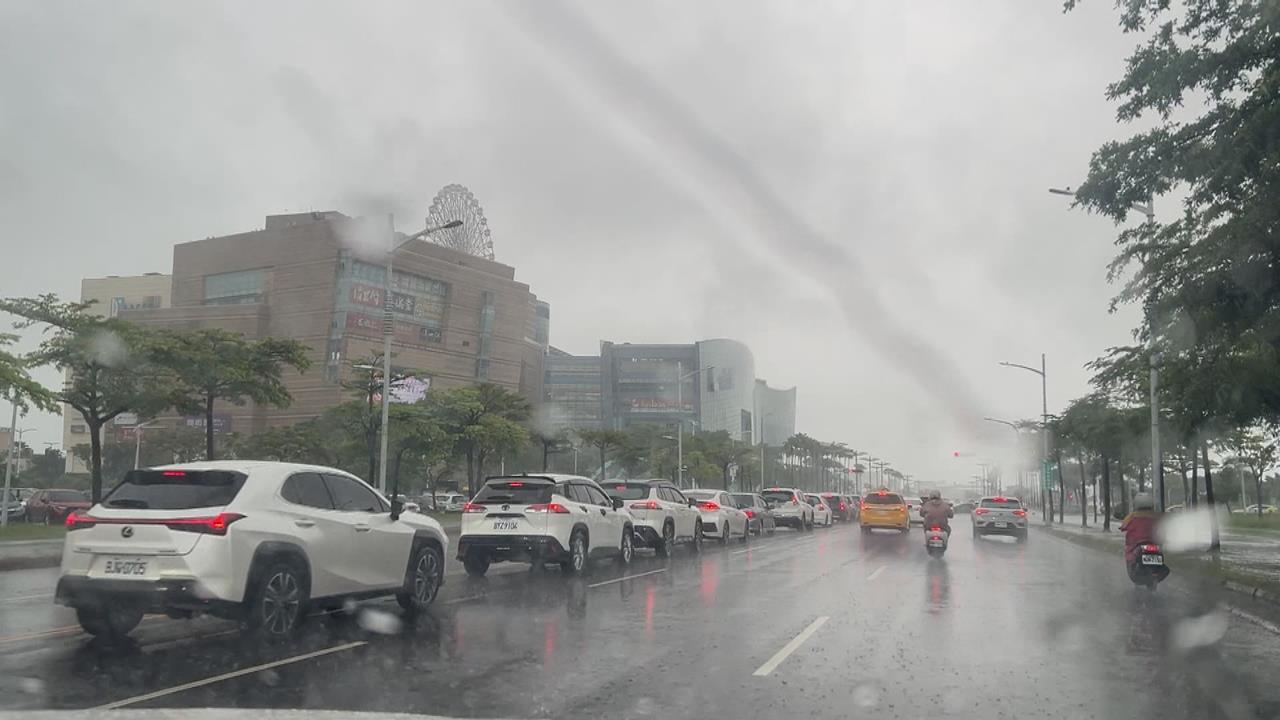 豪雨假兩樣情！民眾開心逛百貨　櫃哥櫃姐們冒雨上班