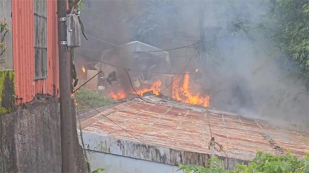疑電桿設備爆炸！基隆山區工寮火警
