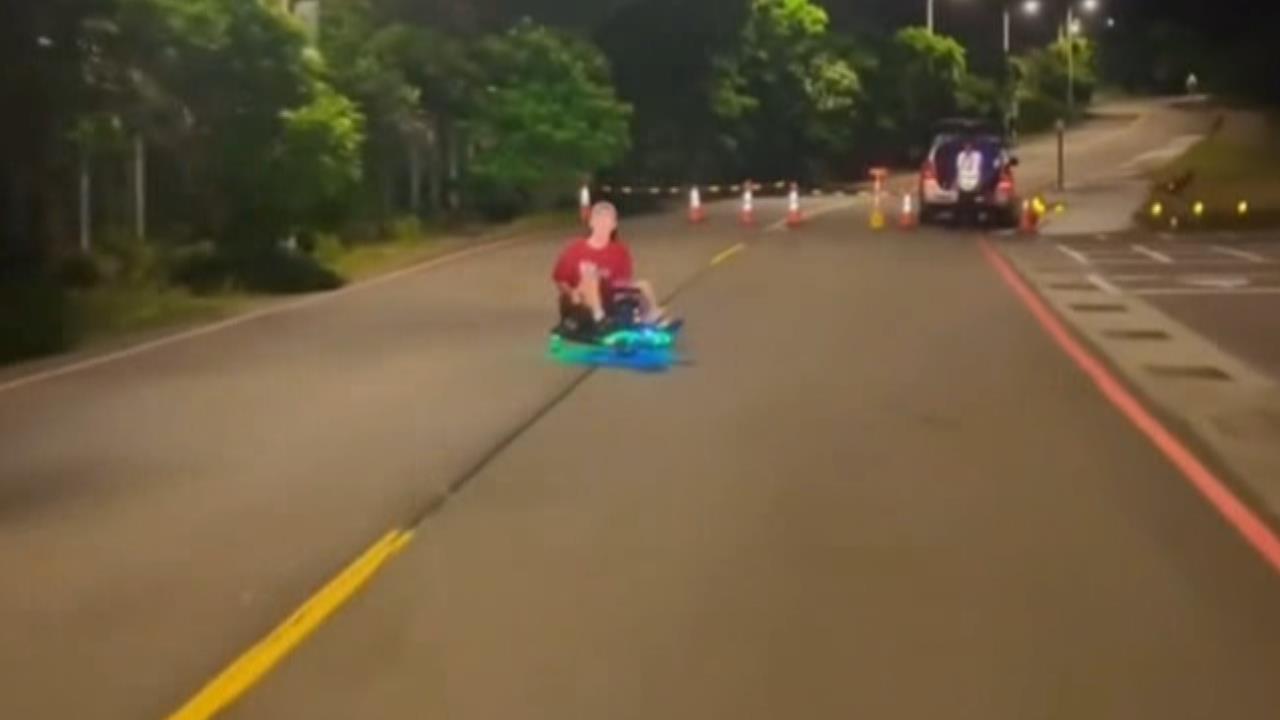 闖入施工路段嘻鬧！　一群年輕人大玩電動飄移車