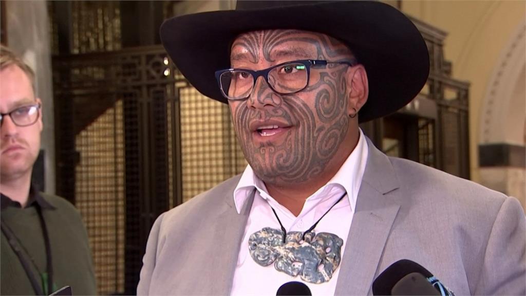 紐西蘭國會爆爭議！毛利籍議員戴傳統項鍊取代領帶竟被請出場