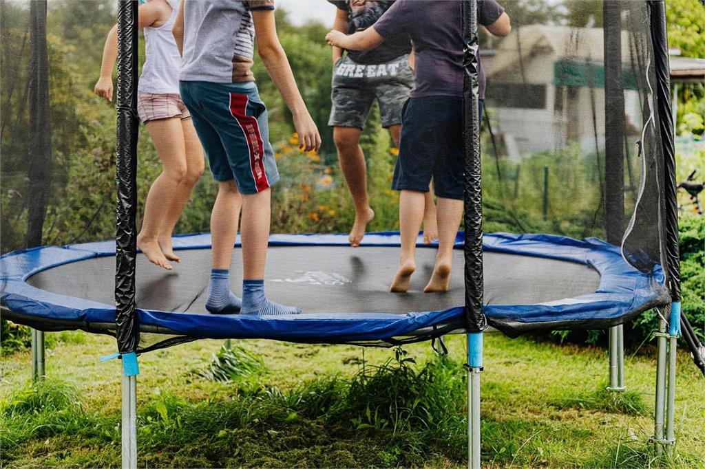 【有片】玩彈跳床竟飛天!8歲男童遭怪風吹6米高 父母全程目睹