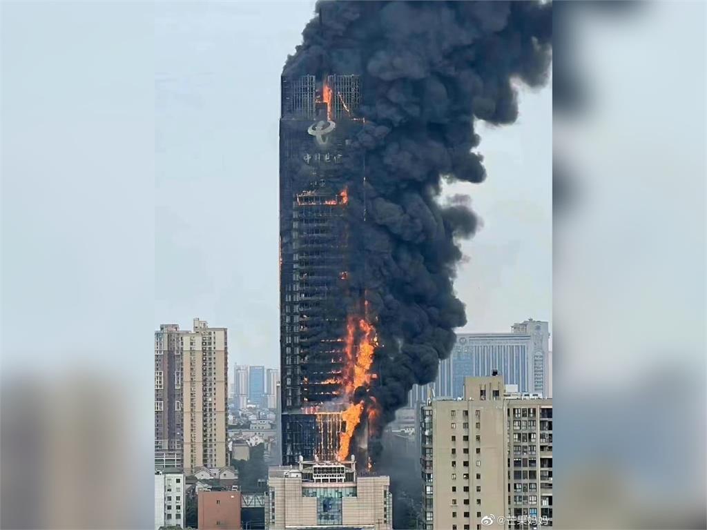 中國長沙電信大樓火燒數十層樓！　官媒：暫時沒人傷亡