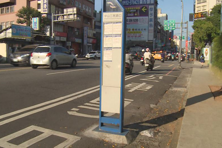 最幽默公車站牌是它！站立在公車停車格內