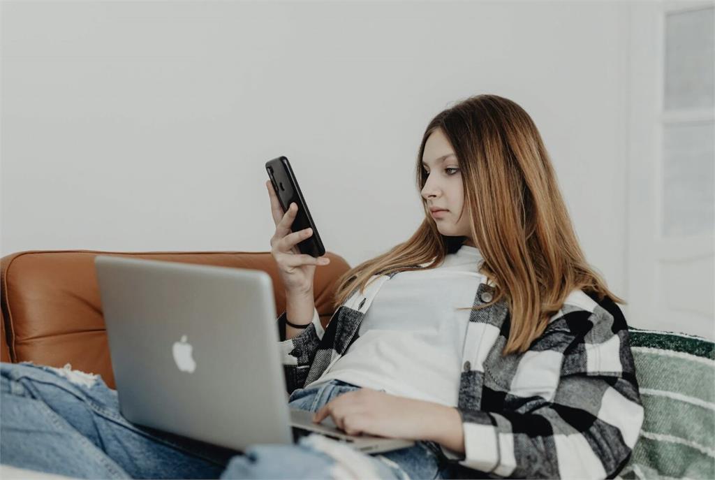 低頭族注意！特定姿勢後「手麻」   恐是頸椎退化與神經受壓前兆