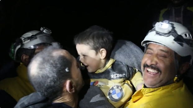 敘利亞孩童獲救「捏臉燦笑」暖心畫面曝光　網感動喊：與生命重逢多麼美好