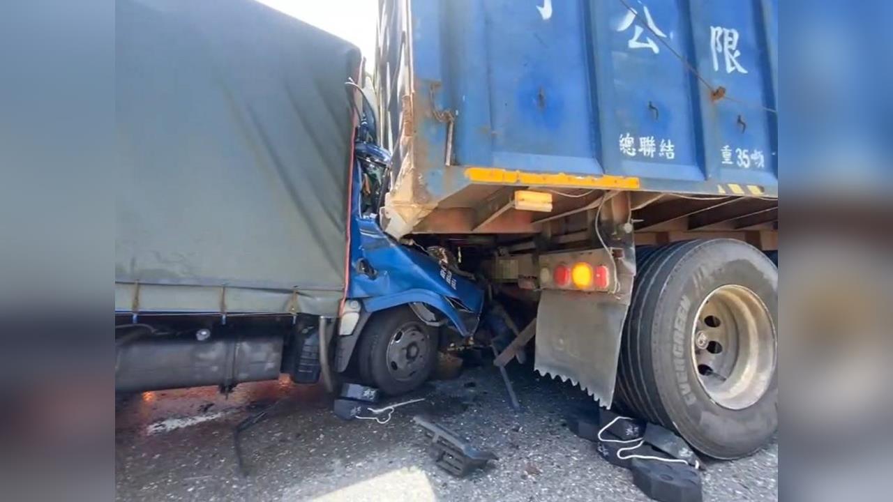 快新聞/新北瑞芳4車連環撞! 駕駛乘客一度受困