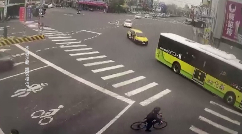 他們又來了！　環島自行車隊彰化路口二度「集體闖紅燈」