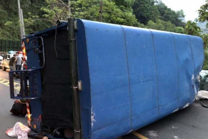 阿里山採茶車超載翻車 9工人受傷送醫