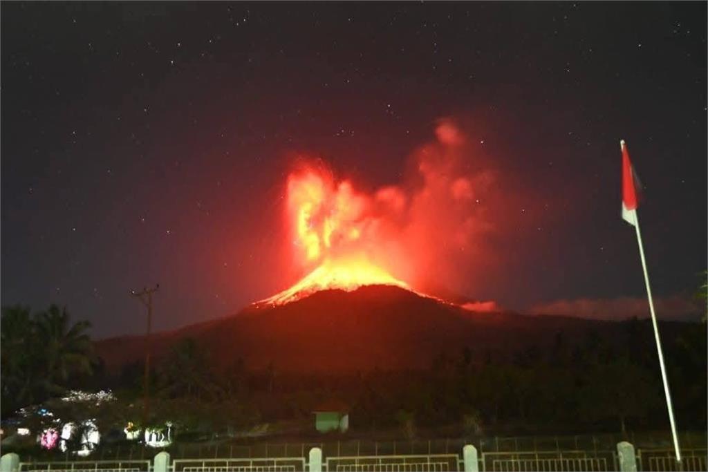 快新聞／印尼勒沃托比火山再爆發！　震撼畫面曝光了