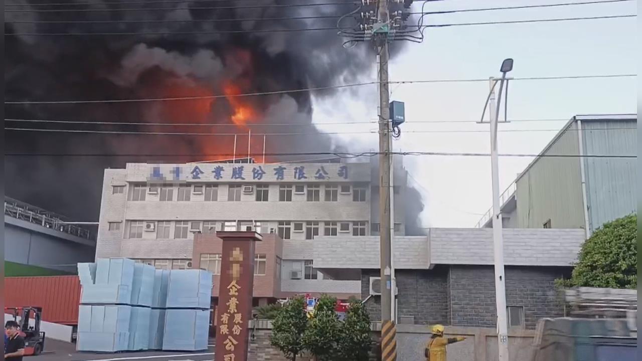 高雄大發工業區工廠大火! 濃煙竄天「白天變黑夜」