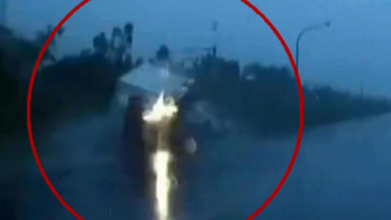 撞擊瞬間曝！　台9線貨車疑雨天路滑失控追撞　嬤孫喪命