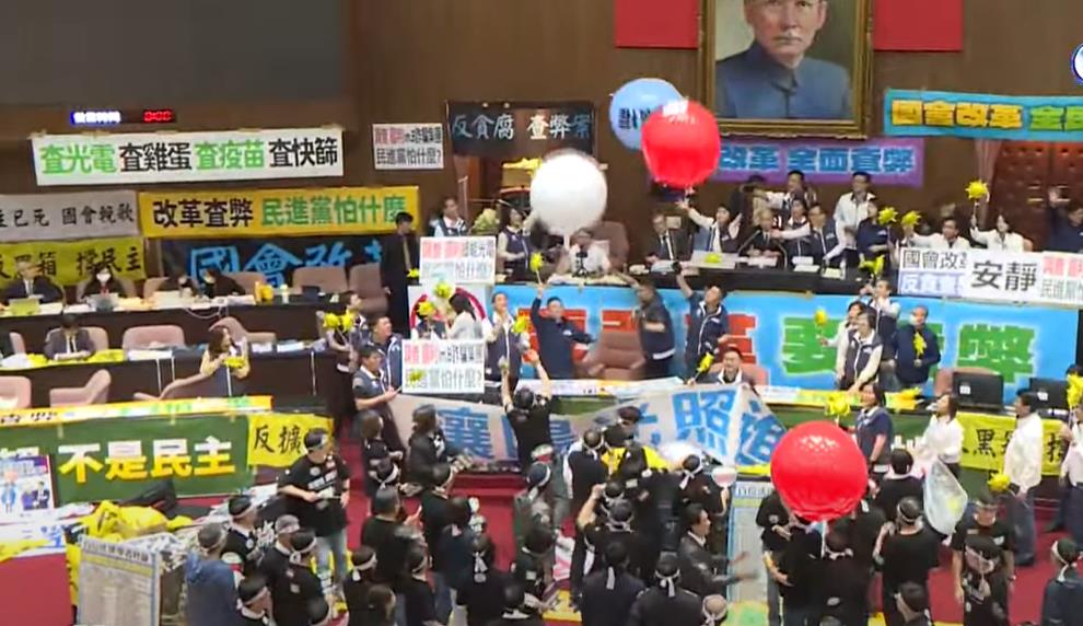 快新聞／立院氣球大戰！藍委議場舉「這東西」拍照　黃捷酸：拿病毒自我介紹？