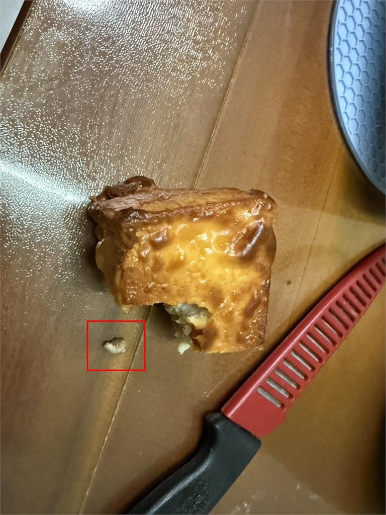 反胃！賣場「麵包裡有牙齒」業者卸責供應商挨批急道歉