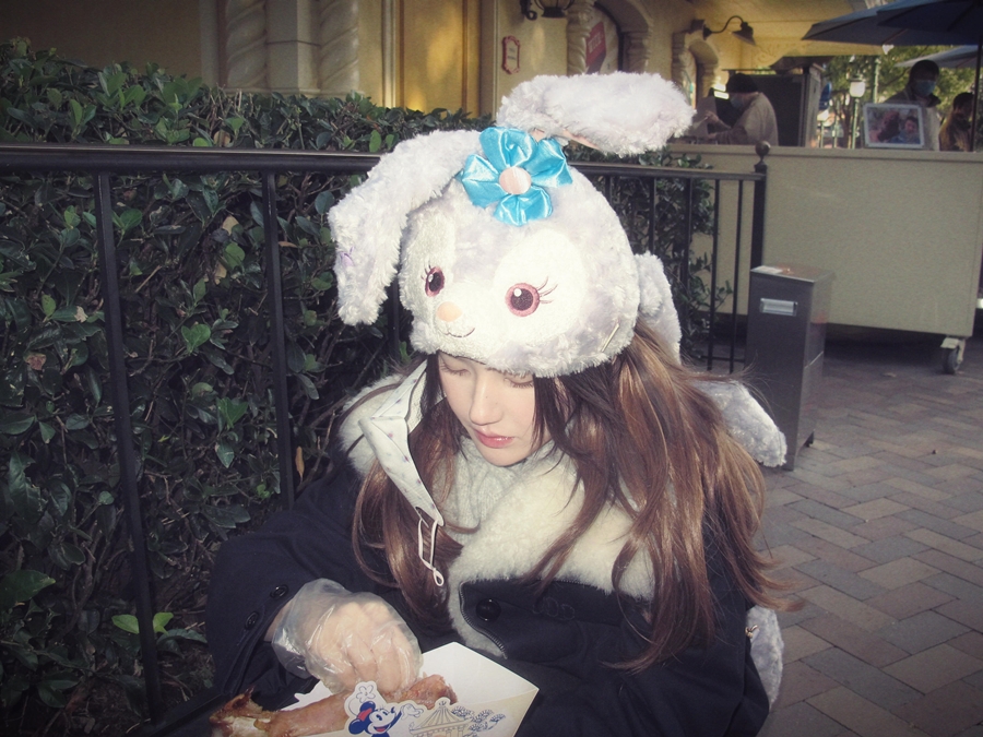 超正女星逛迪士尼「蹲路邊啃雞腿」!超萌形象驚呆粉絲:好可愛