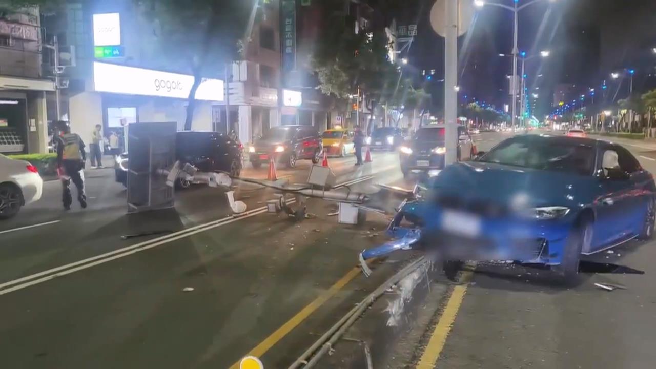 「ＢＭＷ限量跑車」過彎失控撞分隔島　車主懊悔：不該借友人開