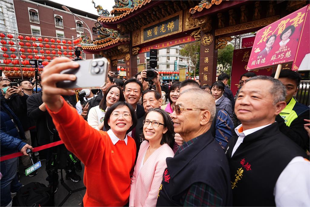 快新聞／被喊選市長一定挺！合體蕭美琴發福袋人氣旺　蘇巧慧：開議後繼續拚