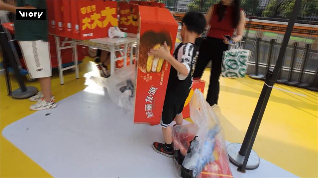 好大！中國賣場推「巨無霸零食」　吸引大批顧客打卡、搶購