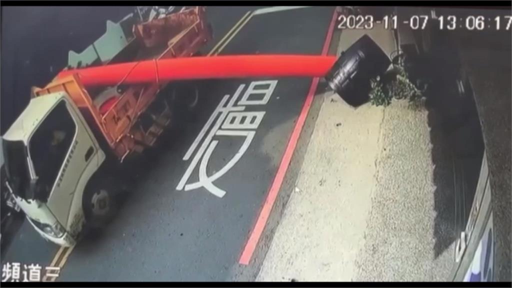 5米涵管甩落砸店 貨車駕駛嗆「下班再處理」一去不回 店家怒揪兇