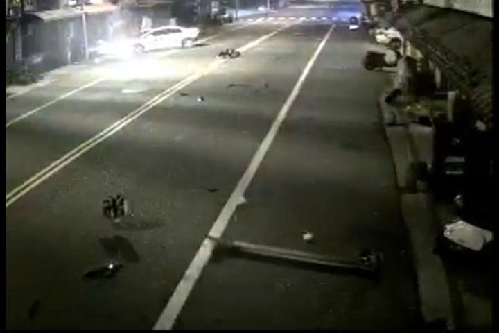 汽車追撞路邊車5傷 車內乘客被拋飛