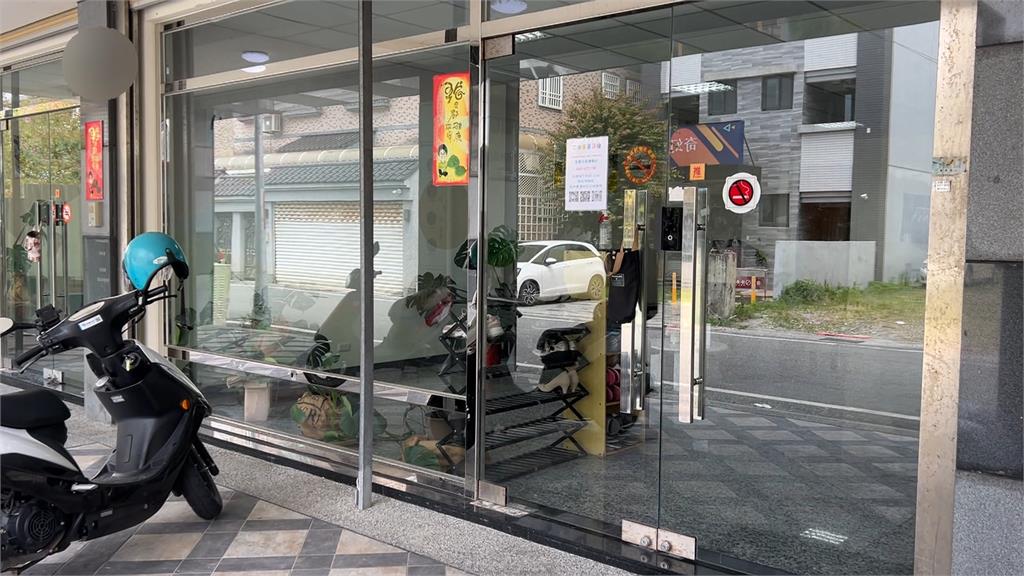 民宿寢具骯髒更換後繡「監獄」字　遊客質疑寢具來源　業者這樣回應