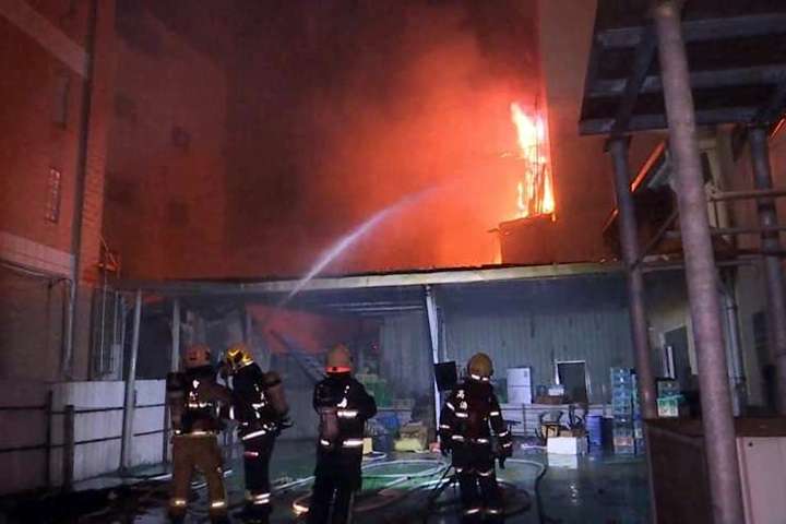窄巷鐵皮屋大火 延燒民宅幸無人傷亡