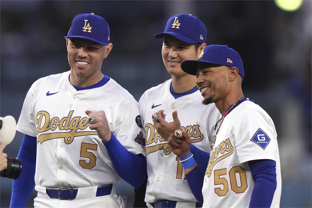 MLB(影)／大谷首獲世界大賽冠軍戒指　「木屐」：我們能拿下冠軍是有原因的