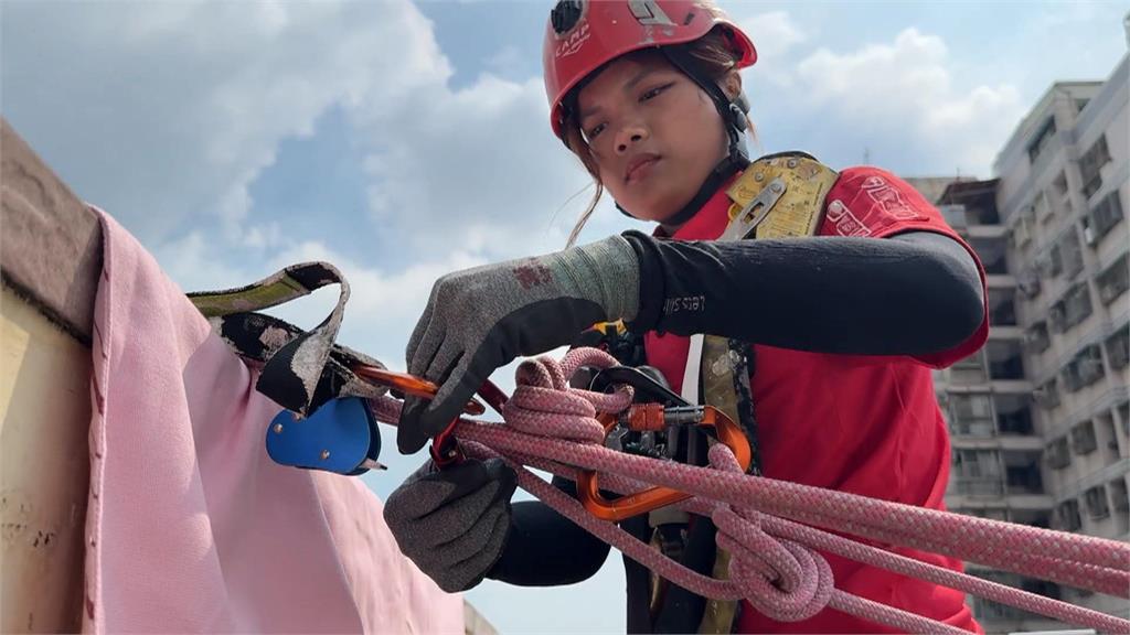 獨家！身手矯捷不輸男生　19歲牙牙爬20多層高樓作業