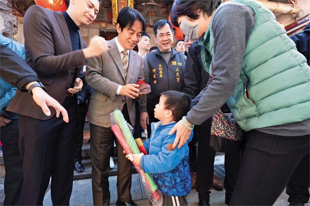 【三黨人氣王走春】蛇年開全台走透透　藍綠白拜廟、發紅包測人氣