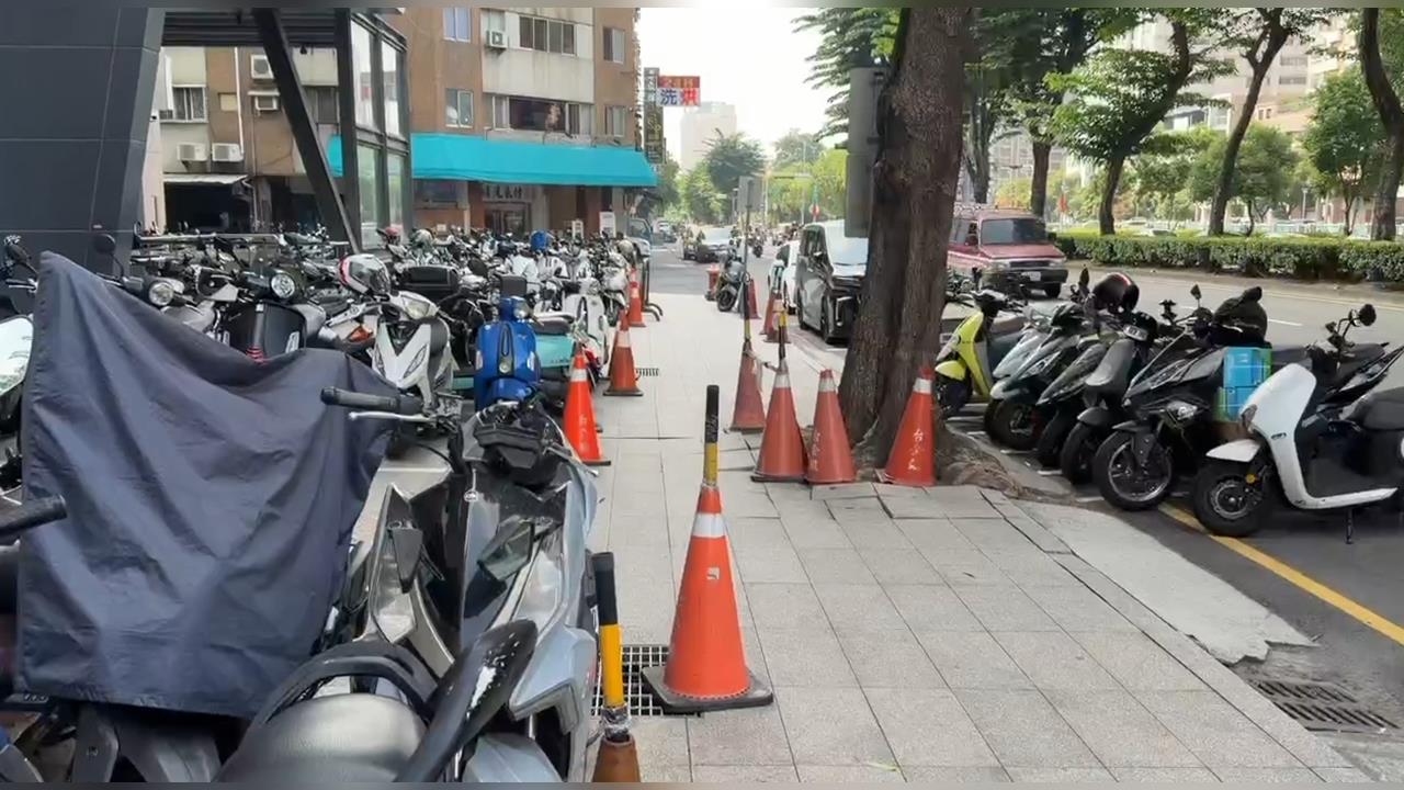 不滿被警取締騎上人行道　騎士扯東扯西「這原因」收罰單
