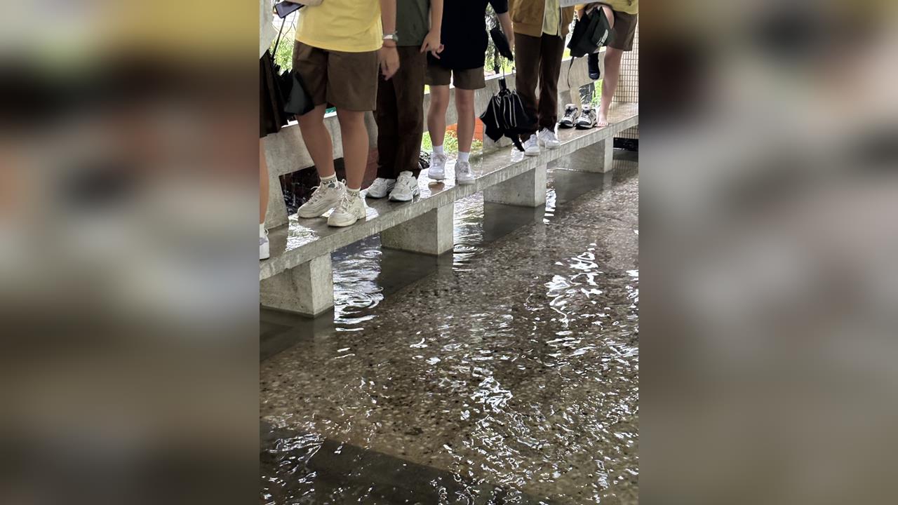 共伴發威! 宜蘭校園變水樂園 國5車輛打滑釀撞