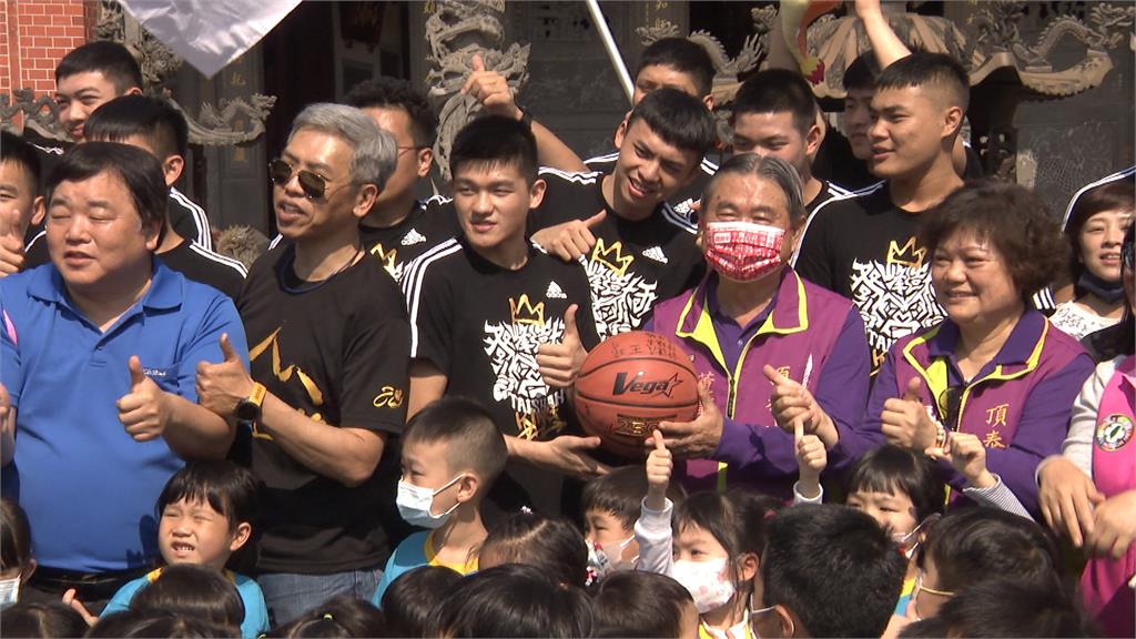 泰山高中首度HBL奪冠！今日地方遊街  粉絲擠滿街道　大讚：泰山之光