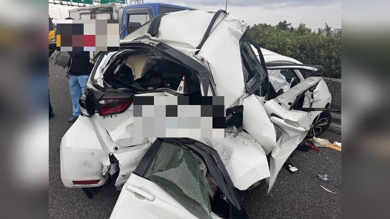 快新聞/國1彰化市路段小貨車撞2車 白車成廢鐵2人輕傷